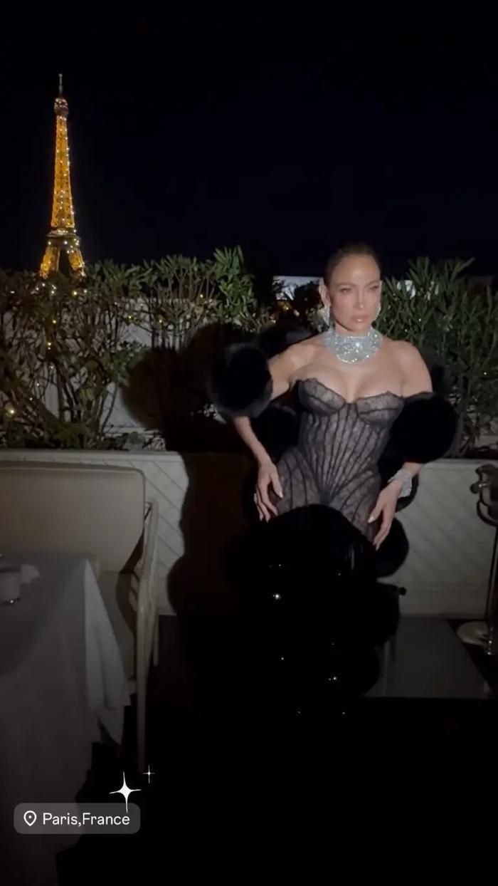 Jennifer Lopez tiếp tục khiến khách mời trầm trồ khi thay sang bộ váy corset màu đen của Tamara Ralph.