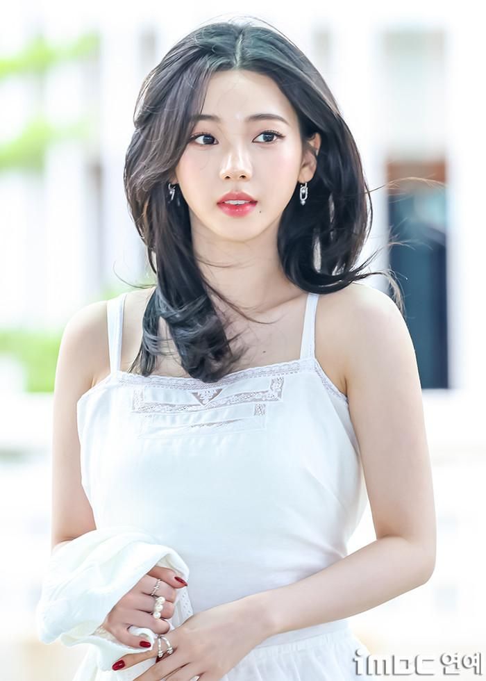 Karina (aespa) xuất hiện nổi bật, thần thái ngôi sao chiếm trọn thu hút. (Nguồn: imbc)