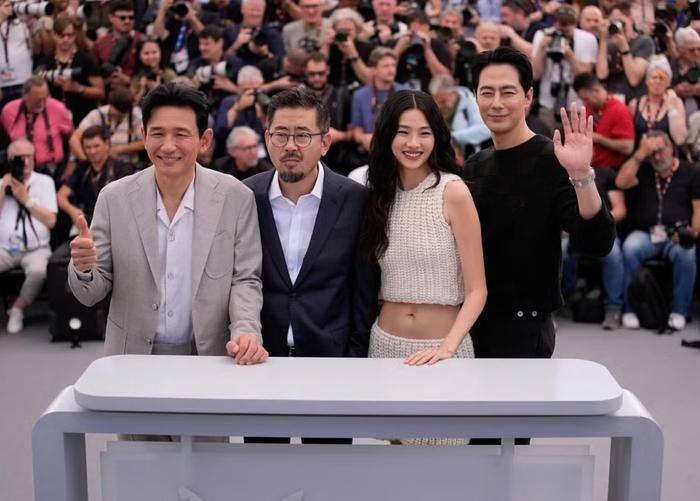 Hwang Jung Min, đạo diễn Na Hong Jin, Hoyeon và Zo In Sung. Ảnh: AP/John Locher