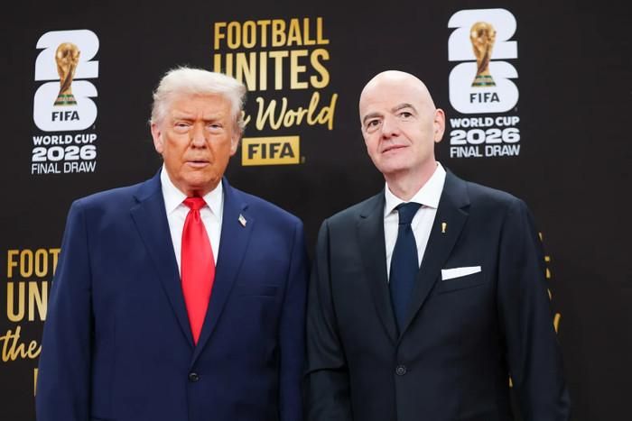 WASHINGTON, DC - NGÀY 5 THÁNG 12 NĂM 2025: Chủ tịch FIFA Gianni Infantino và Tổng thống Mỹ Donald Trump trên thảm đỏ trước Lễ bốc thăm chính thức World Cup 2026 tại Trung tâm Biểu diễn Nghệ thuật John F. Kennedy ở Washington, DC.