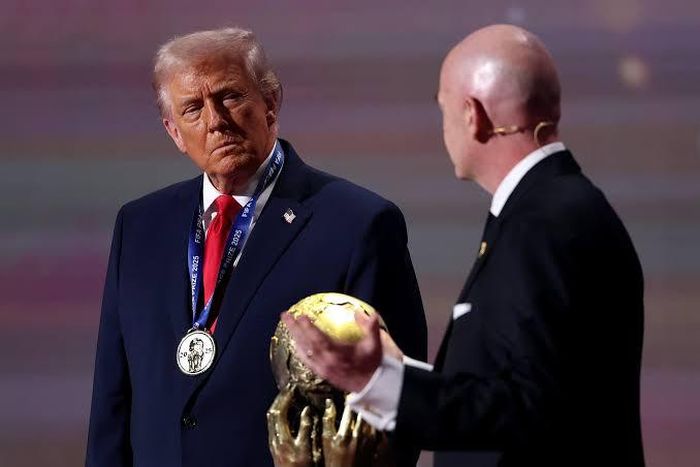Tổng thống Mỹ Donald Trump nhận giải thưởng Hòa bình FIFA từ chủ tịch FIFA Gianni Infantino trong lễ bốc thăm World Cup tại Washington ngày 5 tháng 12 năm 2025. (Ảnh: Jia Haocheng/Pool/Getty Images)