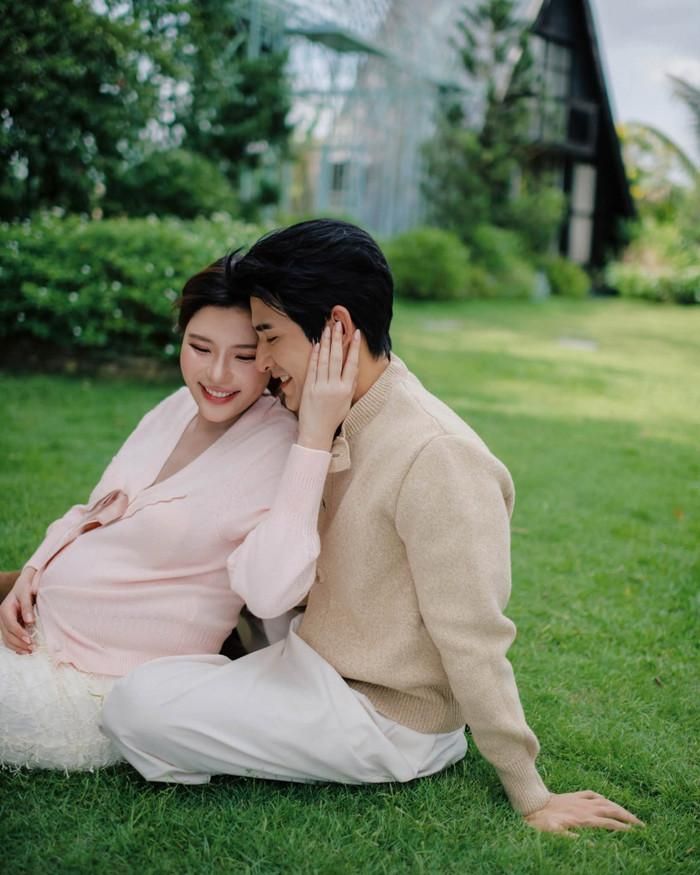 Cặp đôi sắp đón chào một bé gái, niềm vui nhân đôi khi gia đình "đủ nếp đủ tẻ".