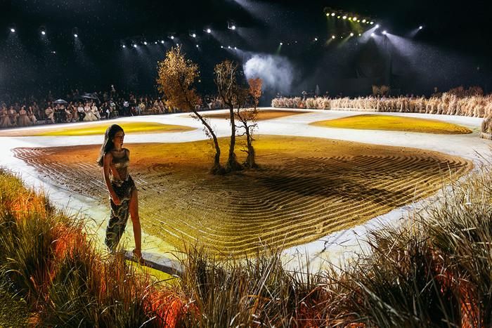 Ý Nhi catwalk trên sân khấu phủ 4 tấn lúa.