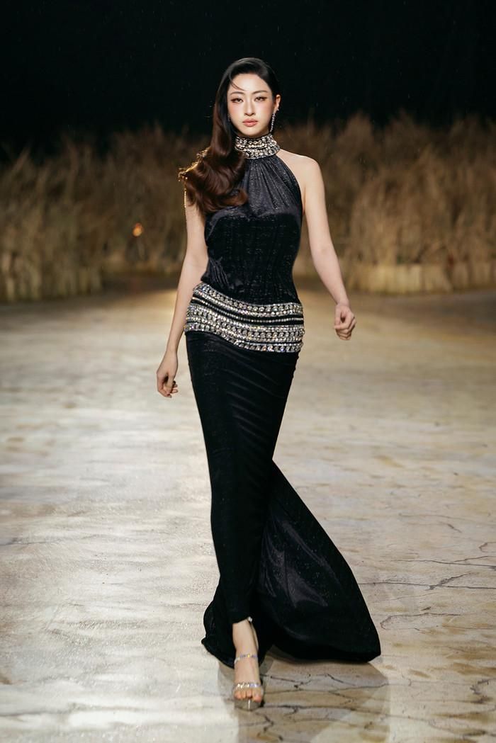 Lê Hoàng Phương và Lương Thùy Linh trình diễn thần thái tự tin trên sàn catwalk.