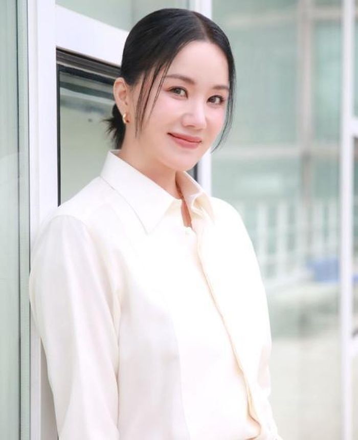 Trở lại màn ản nhỏ sau 3 năm vắng bóng, Uhm Jung Hwa hứa hẹn sẽ đem đến tiếng cười và sự sâu lắng của một nữ đặc vụ trong OK! Madam: Bon Voyage.