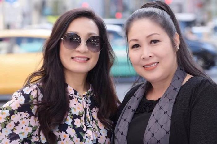Tình bạn gần 40 năm của nghệ sĩ Hồng Đào và NSND Hồng Vân.