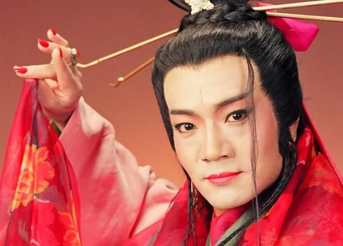 Sự si mê dành cho Dương Liên Đình khiến Đông Phương Bất Bại trao gần như toàn bộ quyền lực của Nhật Nguyệt thần giáo. 