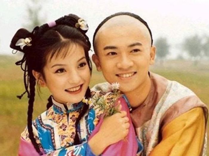 Tô Hữu Bằng và Triệu Vy lần đầu hợp tác trong Hoàn Châu Cách Cách, mở đầu cho tình bạn kéo dài hơn 30 năm.
