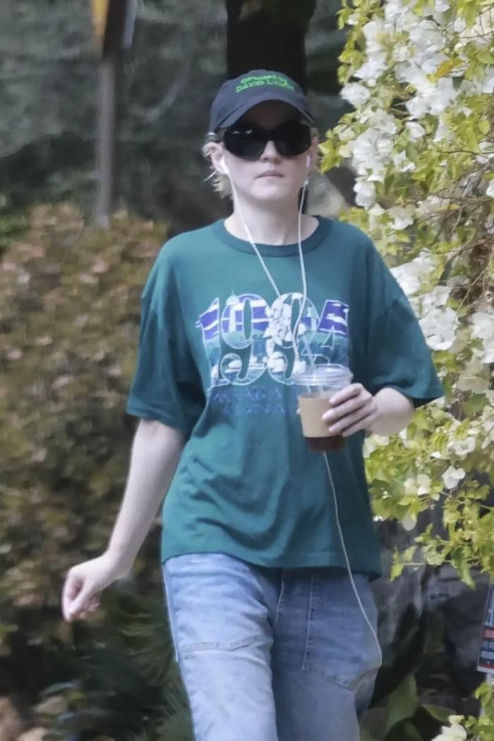 Julia Garner bị bắt gặp đi dạo một mình và không còn đeo nhẫn cưới. 