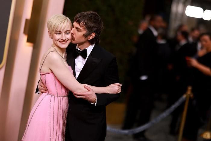 Tháng 12/2019, Julia Garner và Mark Foster chính thức tổ chức hôn lễ riêng tư tại Tòa thị chính thành phố New York. 