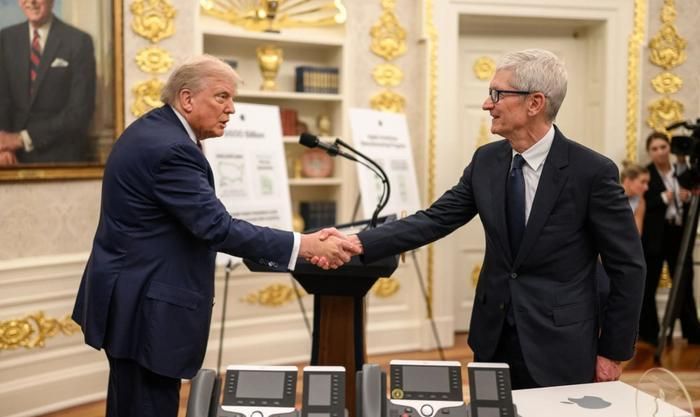 Tổng thống Donald Trump (trái) bắt tay CEO Apple Tim Cook tại Phòng Bầu dục, Nhà Trắng, ngày 6/8/2025. Ảnh: AFP