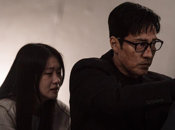 So Ji Sub quyết không bỏ rơi con gái giữa vòng vây của lực lượng đặc nhiệm.