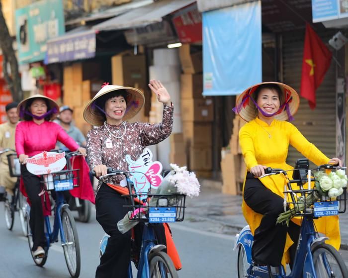 Người Hà Nội từ lâu đã được nhắc đến với phong thái lịch thiệp, nhẹ nhàng. Ảnh minh họa/Nguồn: Báo Chính Phủ