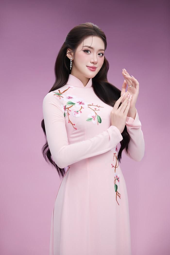 Hoa hậu Phan Phương Oanh duyên dáng trong tà áo dài.