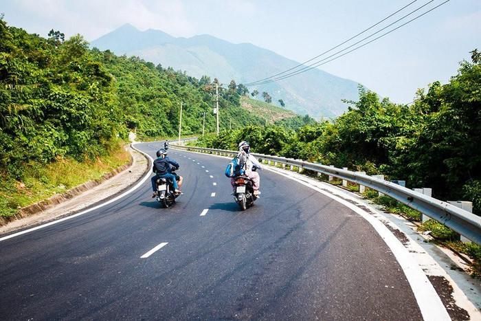 Cung đường đi đến Làng Vân. Ảnh: MOTOGO