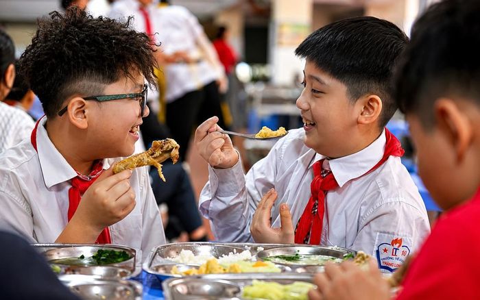 Việc Hà Nội quyết định nâng mức hỗ trợ bữa ăn bán trú cho học sinh tiểu học từ năm học 2026-2027 mang đến niềm vui cho nhiều gia đình.