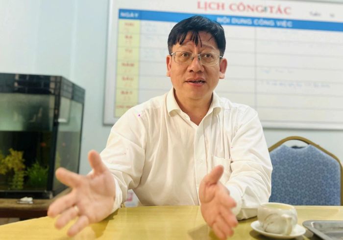 Thầy Đinh Phú Cường, Hiệu trưởng Trường THCS Nguyễn Văn Luông (TPHCM). Ảnh: Hoài Nam