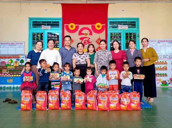 Thầy An trao quà cho các em học sinh