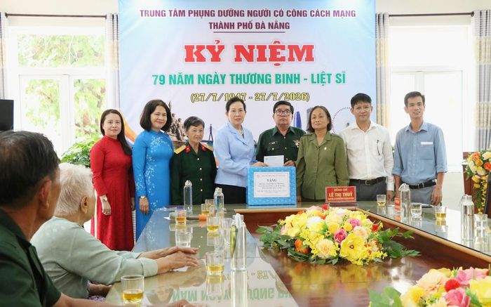 Bà Lê Thị Thủy (thứ 5 từ phải sang), Ủy viên TƯ Đảng, Phó Chủ tịch UBTƯ MTTQ Việt Nam, Chủ tịch Hội LHPN Việt Nam, trao quà tri ân đến người có công với cách mạng tại Trung tâm Phụng dưỡng người có công thành phố Đà Nẵng (cơ sở 2)