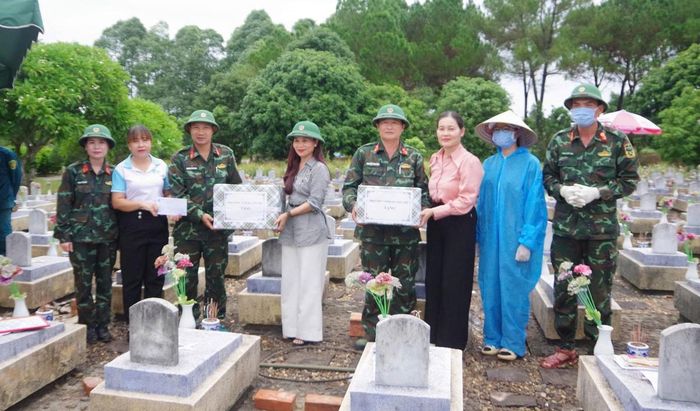 Những phần quà thiết thực được trao đến tay lực lượng tham gia "Chiến dịch 500 ngày đêm"