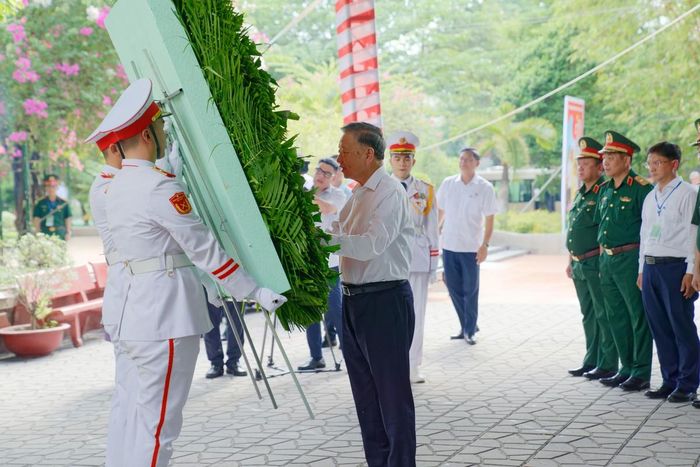 Tổng Bí thư, Chủ tịch nước Tô Lâm chỉnh vòng hoa trước khi dâng hoa, dâng hương tưởng niệm các Anh hùng liệt sĩ