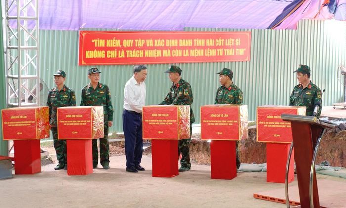 Tổng Bí thư, Chủ tịch nước Tô Lâm động viên, tặng quà cán bộ, chiến sĩ và các lực lượng đang trực tiếp thực hiện nhiệm vụ tại Công viên Lê Thị Riêng