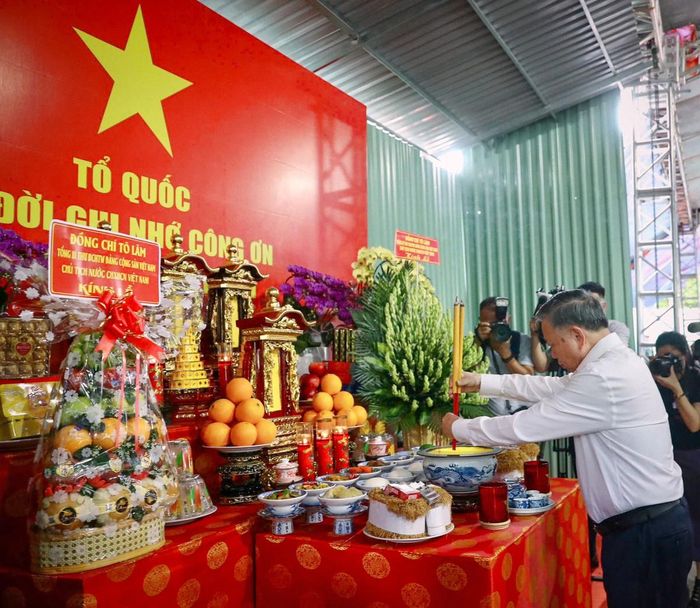 Tổng Bí thư, Chủ tịch nước Tô Lâm dâng hương trước bàn thờ các liệt sĩ tại khu vực khai quật hài cốt 