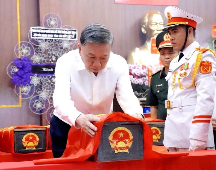 Tổng Bí thư, Chủ tịch nước Tô Lâm kính cẩn chạm vào chiếc quách có hài cốt liệt sĩ