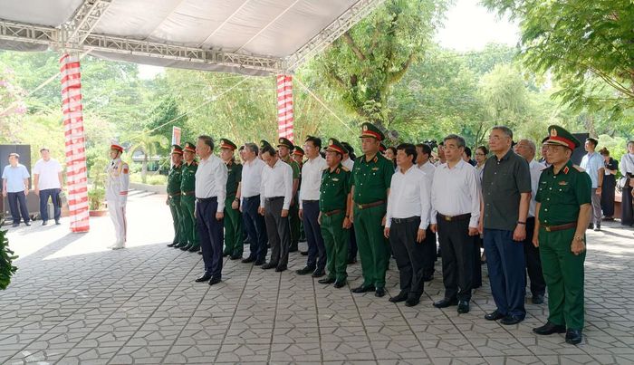 Tổng Bí thư, Chủ tịch nước Tô Lâm và Đoàn đại biểu tại buổi dâng hoa, dâng hương tri ân các Anh hùng liệt sĩ vào chiều ngày 17/7