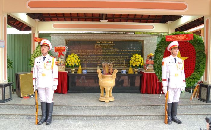 Nhà bia tưởng niệm các Anh hùng liệt sĩ hy sinh trong cuộc Tổng tiến công và nổi dậy Tết Mậu Thân năm 1968 và thờ Anh hùng liệt sĩ Lê Thị Riêng cùng Anh hùng liệt sĩ Trần Văn Kiểu