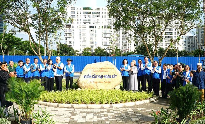 Nghi thức khánh thành và trồng cây tại công trình vườn cây đại đoàn kết thuộc phường Tân Mỹ.