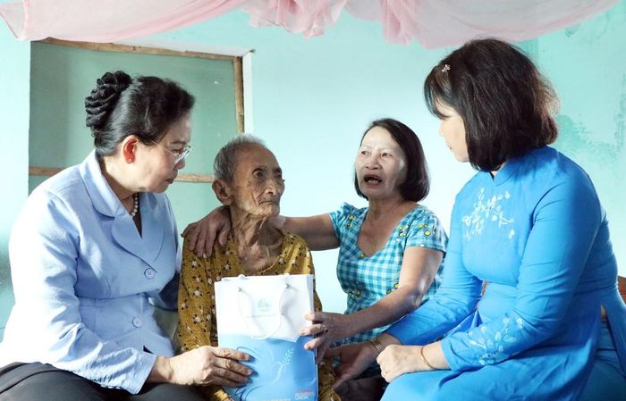 Chủ tịch Hội LHPN Việt Nam Lê Thị Thủy (bìa trái) thăm hỏi, trao quà tri ân Mẹ Việt Nam anh hùng Nguyễn Thị Nuốt (93 tuổi) tại phường Hội An Tây, TP Đà Nẵng.