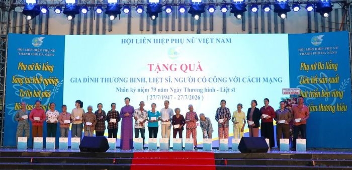 20 suất quà được Lãnh đạo Hội LHPN Việt Nam trao tặng các gia đình thương binh, liệt sĩ và người có công với cách mạng tại phường Hội An, phường Hội An Đông và phường Hội An Tây, góp phần lan tỏa đạo lý "Uống nước nhớ nguồn", "Đền ơn đáp nghĩa" nhân kỷ niệm 79 năm Ngày Thương binh - Liệt sĩ.
