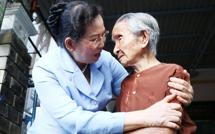 Cái ôm thắm thiết và lời hỏi thăm ân cần của Chủ tịch Hội LHPN Việt Nam Lê Thị Thủy gửi đến Mẹ Việt Nam anh hùng Ngô Thị Lang thể hiện sự tri ân, lòng biết ơn sâu sắc đối với những hy sinh, cống hiến của các Mẹ vì độc lập, tự do của Tổ quốc