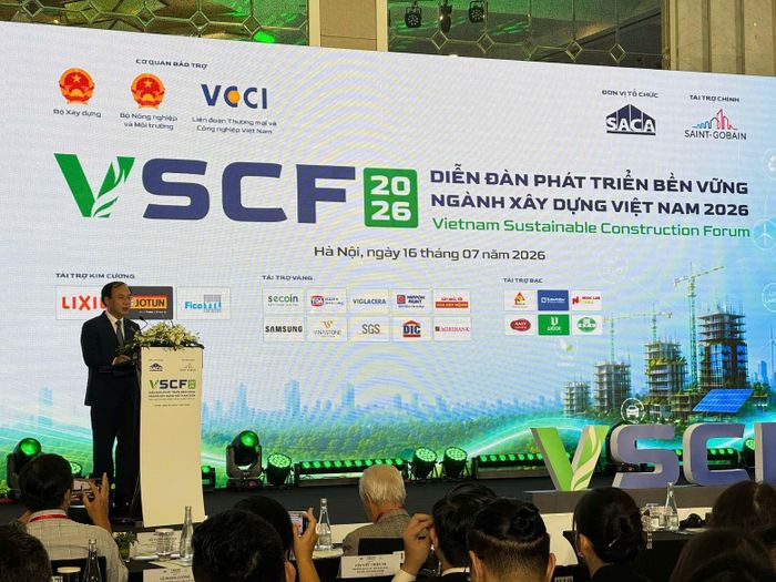 Đồng chí Nguyễn Văn Sinh, Thứ trưởng Bộ Xây dựng phát biểu tại Diễn đàn.