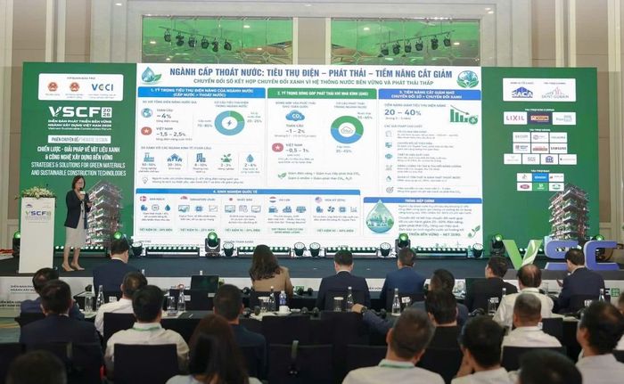 Theo GS-TS. Trần Thị Việt Nga, Viện trưởng Viện Công nghệ cao Việt Nhật, ngành cấp thoát nước có thể cắt giảm 20 - 40% mức tiêu thụ điện năng qua đó góp phần giảm phát thải thông qua các giải pháp chuyển đổi số kết hợp cùng chuyển đổi xanh.