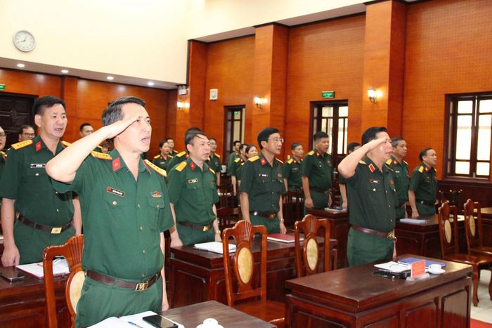 Các đại biểu dự Lễ phát động phong trào thi đua làm lễ chào cờ.