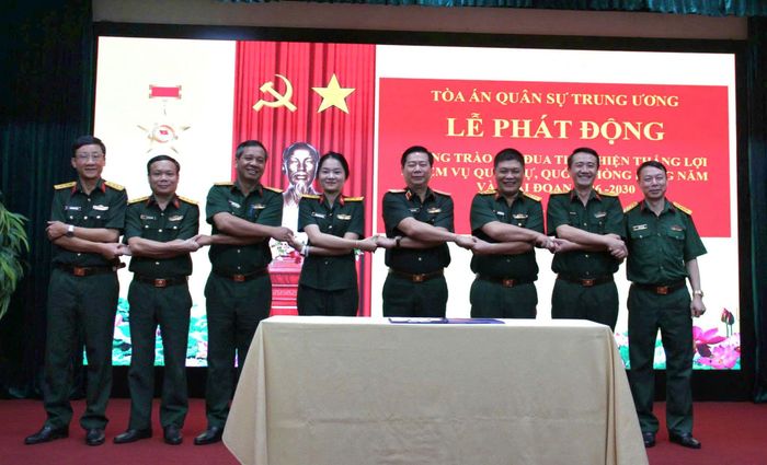 Các đơn vị ký giao ước thi đua.