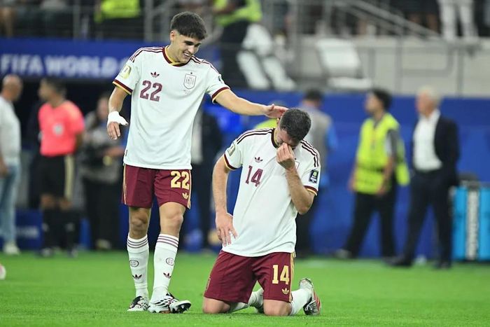 Pau Cubarsi và Aymeric Laporte của Tây Ban Nha ăn mừng chiến thắng trận bán kết World Cup 2026 giữa Pháp và Tây Ban Nha. Ảnh của Sebastian Frej/Getty Images