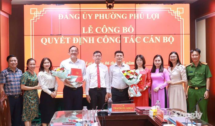 Đảng ủy phường Phú Lợi công bố các quyết định về công tác cán bộ sau khi thực hiện sắp xếp đơn vị hành chính.