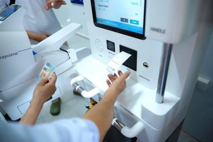Kiosk y tế giúp người dân thực hiện kiểm tra sức khỏe ban đầu, đo các chỉ số cơ bản và tạo lập hồ sơ sức khỏe điện tử ngay từ lần đầu tiếp cận hệ thống y tế. Ảnh: Kingston Healthcare