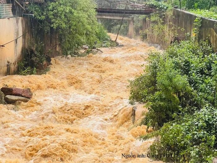 Lượng mưa lớn kéo dài và tập trung khiến nước đổ dồn về sông, suối. Ảnh: Cổng TTĐT Lào Cai