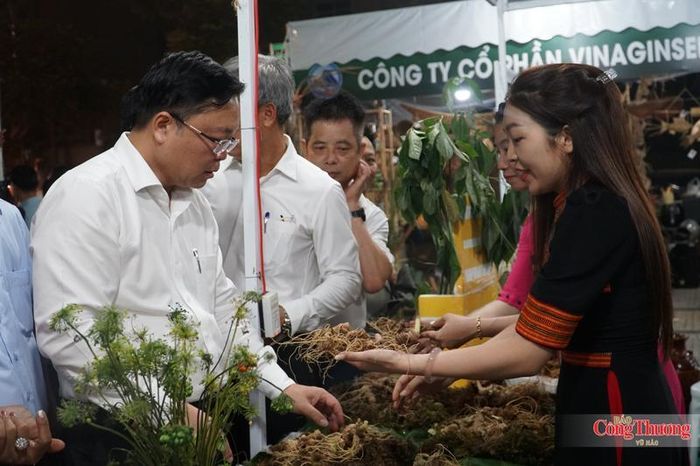 Lãnh đạo TP. Đà Nẵng tham quan gian hàng sản phẩm sâm Ngọc Linh và dược liệu của xã Trà Linh tại chương trình giới thiệu, quảng bá sản phẩm sâm Ngọc Linh và dược liệu Đà Nẵng năm 2026