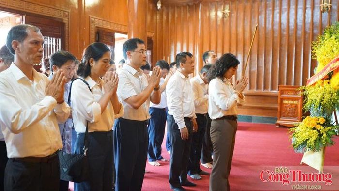 Đoàn công tác dâng hương tưởng nhớ đến các anh hùng liệt sĩ đã ngã xuống tại Di tích lịch sử quốc gia Bến phà Gianh.