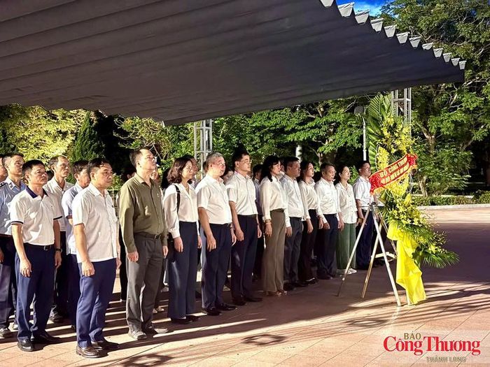 Đoàn công tác Bộ Công Thương dâng hương tại Di tích quốc gia đặc biệt Thành cổ Quảng Trị.