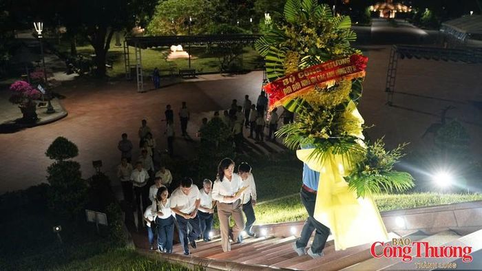 Trong không khí trang nghiêm, đoàn bày tỏ lòng biết ơn sâu sắc trước sự hy sinh to lớn của các thế hệ cha anh đã ngã xuống để bảo vệ đất nước.