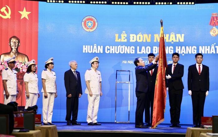 Thay mặt lãnh đạo Đảng, Nhà nước, Phó Thủ tướng Lê Tiến Châu trao Huân chương Lao động hạng Nhất cho Cục Quản lý Thi hành án dân sự, Bộ Tư pháp - Ảnh: VGP/Thu Sa