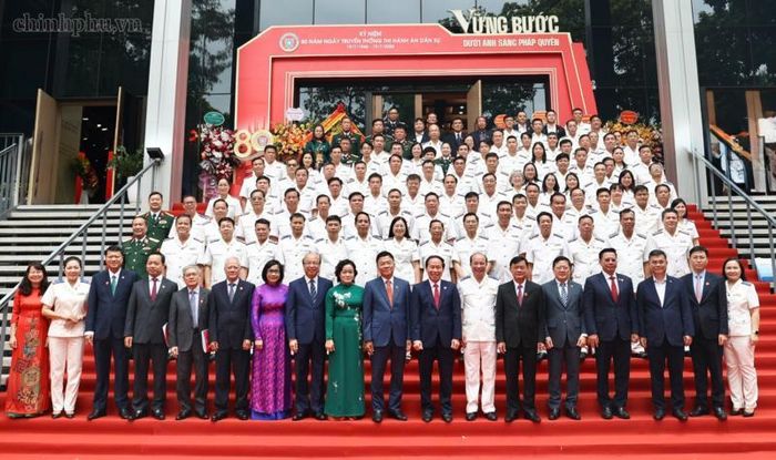 Phó Thủ tướng Lê Tiến Châu cùng các đại biểu chụp ảnh lưu niệm - Ảnh: VGP/Thu Sa