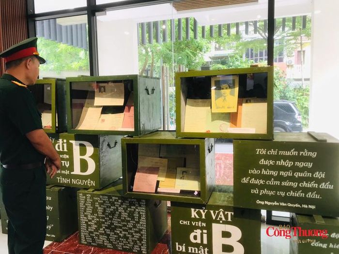 Trưng bày không chỉ tái hiện một phần ký ức của dân tộc mà còn là lời tri ân đối với những người đã dành trọn tuổi thanh xuân cho Tổ quốc