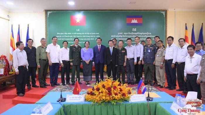 Các đại biểu chụp hình chung tại buổi lễ